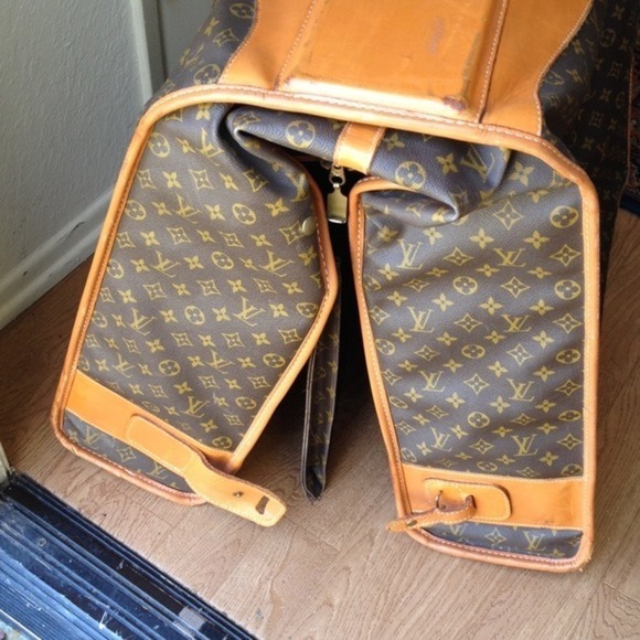Authentic Louis Vuitton suitcase 1 bag 5 hangers - Picture 2 of 3